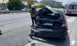 Arıza yapan otomobile kamyon çarptı