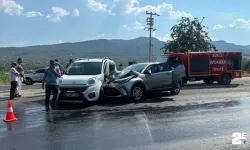 Aynı yöne giden 2 otomobil çarpıştı!