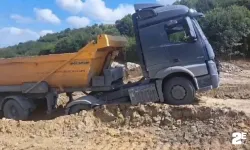 Döküm sahasında tekrar toprak kaydı, hafriyat kamyonu asılı kaldı