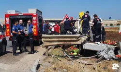 Kamyonet refüje çarptı: Ortalık savaş alanına döndü!