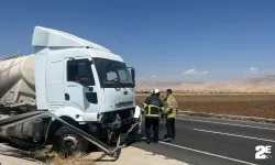 Kontrolü kaybeden sürücü bariyerlere çarptı