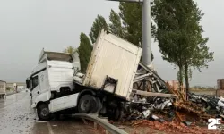 Makaslayan tırın dorsesi hurdaya döndü!