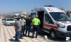 Otomobil kaldırıma çıktı!