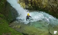 Sıcaktan bunalan dağcılar şelalede serinlediler