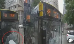 Sıkıştırdığı otobüs kaza yaptı: Sürücü yoluna devam etti!
