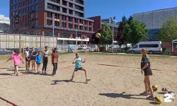 Tepebaşı Belediyesi plaj voleybolu kursu yoğun katılımla başladı