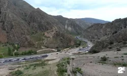 Tortum'da heyelan: Erzurum-Artvin karayolu trafiğe kapandı