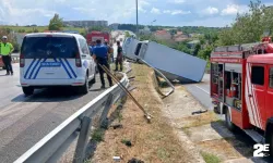 Yağmur nedeniyle kayganlaşan yolda kamyon devrildi!