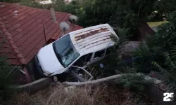 Yokuşta kayan araç gecekondunun üzerine düştü