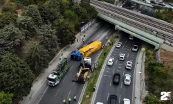 Alt geçide çarpan tır belediye otobüsünün üzerine devrildi: Yaralılar var