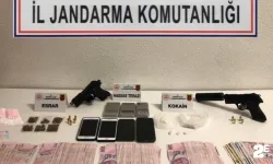 Aranan zanlı silah, uyuşturucu ve paralarla yakalandı!