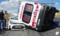 Arnavutköy’de hastaya giden ambulans ışıklarda bekleyen otomobilin üzerine devrildi