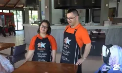 Bu kafede çalışanları gören müşteriler hem duygulanıyor hem de mutlu oluyor