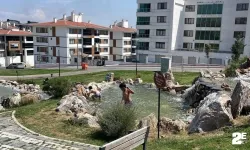 Eskişehir'de sıcaktan bunalan çocuklar süs havuzuna girdi