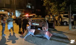 Hafif ticari aracın çarpıp kaçtığı otomobildeki 1 kişi yaralandı