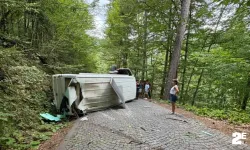 Kamp için yola çıkan çiftin karavanı devrildi: 2 yaralı