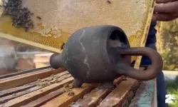Karslı arıcı, 120 yıllık Terrakota ile arıların sakinleşmesini sağlıyor