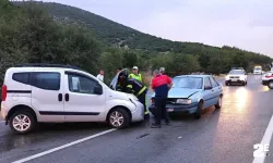 Otomobil karşı yönden gelen araçla çarpıştı: 2 yaralı