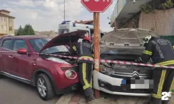 Otomobil önce araca sonrasında ise direğe çarparak durabildi: 3 yaralı