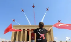 Türk Yıldızları'ndan Anıtkabir saygı uçuşu