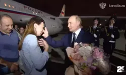 Vladimir Putin, Rus esirleri havaalanında karşıladı