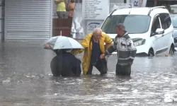 Yollar göle döndü, araçlar ve iş yerleri su içinde kaldı!