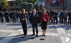 Zafer Bayramı kutlamaları çelenk sunumu ile başladı