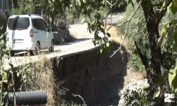 Akarsu toprağı aşındırdı, köy yolu havada kaldı!