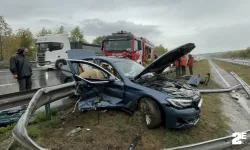 Bariyerleri yerinden söken lüks otomobil hurdaya döndü!