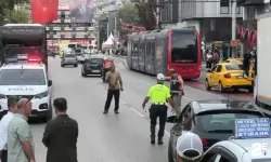 Cadde üzerinde defalarca kendini bıçakladı