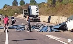 Demir yüklü tır kazaya karıştı, faciadan dönüldü