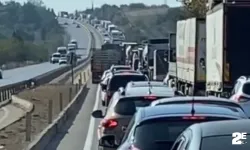 Devrilen tır yolu kapattı, kilometrelerce kuyruk oluştu