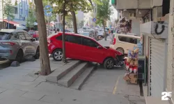 Fren yerine gaza basan sürücü marketin önüne düştü