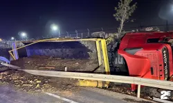 Karşı şeride geçen hafriyat kamyonu, bariyere çarparak devrildi