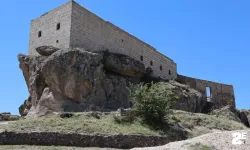 Kaya üzerindeki Yüksek Kilise ziyaretçilerin ilgi odağı