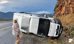 Minibüs devrildi: Yaralı var!