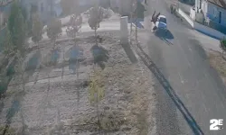 Otomobil, elektrikli motosikletle çarpıştı!