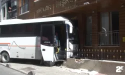 Servis minibüsü binaya çarptı