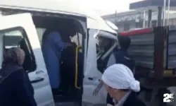 Servis minibüsü park halindeki tıra çarptı!