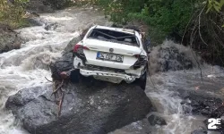 Şiddetli yağış park halindeki aracı taşıdı