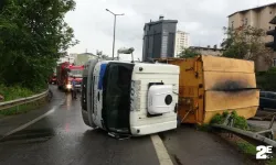 Zift yüklü kamyon yan yattı!