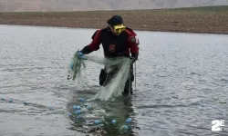 Atık ağlar göletlerden temizleniyor