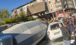 Beton mikseri aracın üzerine devrildi!