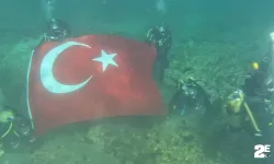 Dalgıç polisler su altında Türk bayrağı açtı