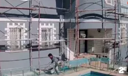 Depreme evin dışına kurulan iskelede yakalandı