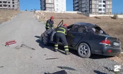 Ehliyetsiz sürücü takla atan otomobilde yaralandı