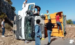 Hafriyat kamyonu devrildi, yol 2 saat trafiğe kapandı