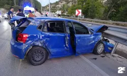 Kontrolden çıkan otomobil bariyerlere çarptı