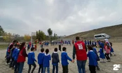 Öğrencilerle bir araya gelen Kızılay öğrencileri eğlendirdi