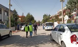 Polise bıçaklı saldırı anı güvenlik kamerasına yansıdı
